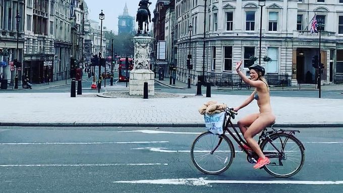 Dívka se po městě projela nahá na kole. Získala statisíce na prevenci sebevražedného chování