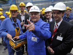 Helma je povinná pro všechny. Steinmeier mezi dělníky v loděnicích.