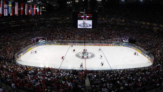 Logo Škoda uprostřed hrací plochy a nové modely v rozích stadionu - to je tradiční obrázek z hokejových šampionátů