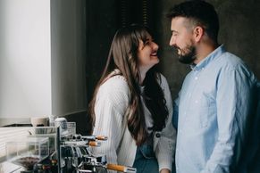 Ztráta, byt z umakartu a sny o kávě i designu. Ze značky vytvořili milovanou kavárnu