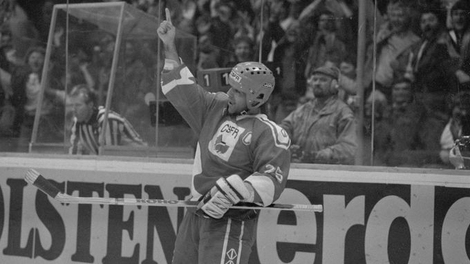 Tomáš Jelínek slaví na MS 1992 v Praze gól v síti Kanady