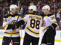 Zleva Elias Lindholm, David Pastrňák a Morgan Geekie. Předpokládaný první útok Bruins v úvodu nadcházející sezony.