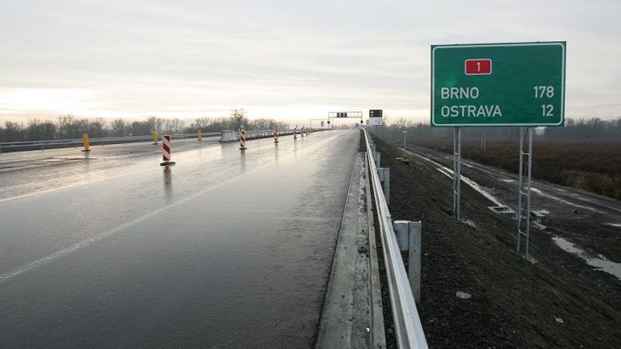 Ostrava má dálniční propojení s Prahou, ale z části je to stále staveniště a jezdí se omezenou rychlostí.