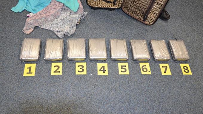 Rekordní zásilku kokainu našli celníci na Letišti Václava Havla v osobních zavazadlech třech Nizozemců.