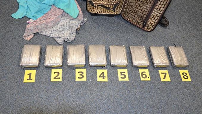 Rekordní zásilku kokainu našli celníci na Letišti Václava Havla v osobních zavazadlech třech Nizozemců.