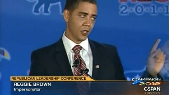 Mikrofon možná, ale podobu s Obamou Brownovi nikdo nevezme