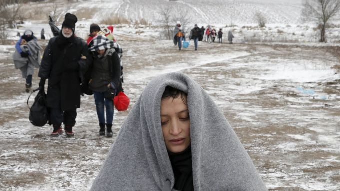 Uprchlíci přecházejí hranici z Makedonie do Srbska. Ilustrační foto.