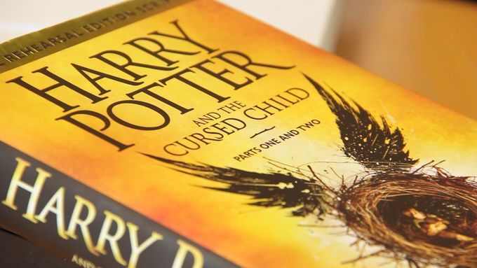 Kniha vyjde v podobě scénáře, jde o speciální vydání, říká překladatel nového dílu Harryho Pottera Petr Eliáš a dodává, že překlad trval týden.