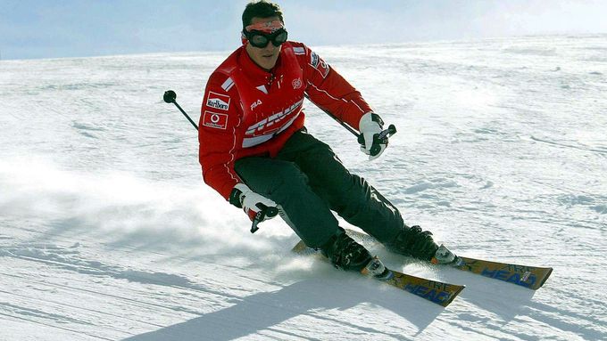 Michael Schumacher na lyžích. Na tomto obrázku je bez helmy, která mu zachránila život.
