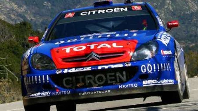 Sebastien Loeb s Citroënem Xsara si jede pro vítězství v Korsické rallye.