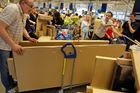 Zákazníci zavalili IKEA, ředitel musel do skladu
