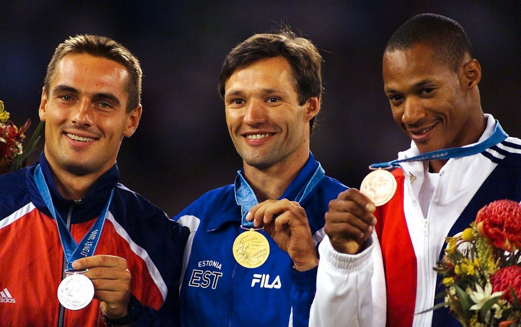 Medailisté v desetiboji na olympiádě 2000 v Sydney: zleva Roman Šebrle, Erki Nool a Chris Huffins