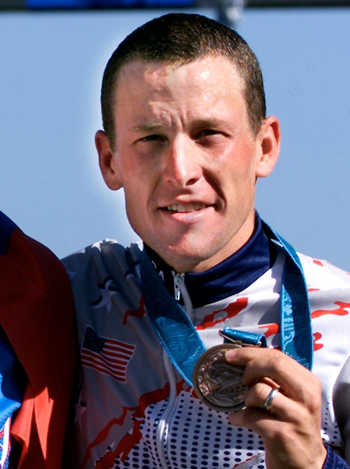 Americký cyklista Lance Armstrong pózuje s bronzovou olympijskou medailí za individuální časovku na OH 2000 v Sydney.