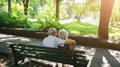 Důchodci na lavičce