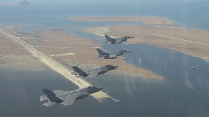 USA zveřejnily záběry svých bojových letadel u jihokorejské letecké základny Kunsan. Letouny Falcon a F-35 Lightning II zahájily společné cvičení.