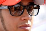 Špatně se nemá ani druhý muž v pořadí, Lewis Hamilton, který před sezonou přestoupil do Mercedesu. Ten si letos vydělá 716 milionů.
