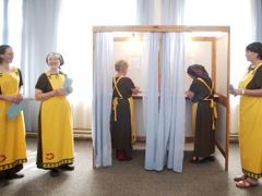 Několik žen v Jindřichovicích pod Smrkem na Liberecku přišlo 3. června k volbám v krojích