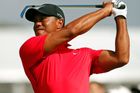 Uzdravený golfista Woods začal první turnaj špatně