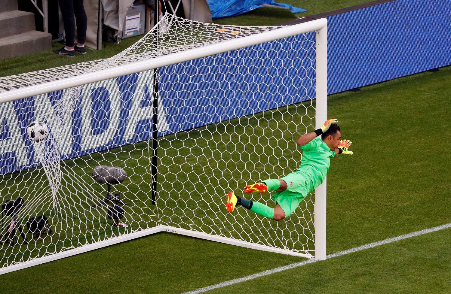 Překonaný Keylor Navas v zápase Kostarika - Srbsko na MS 2018