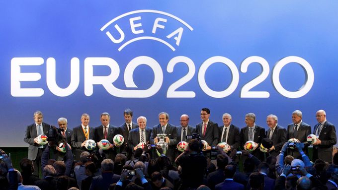 Delegáti UEFA po volbě pořadatelských měst Eura 2020.