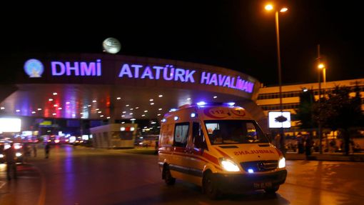 Na Atatürkovo letiště v Istanbulu se po teroristickém útoku sjíždějí záchranáři.