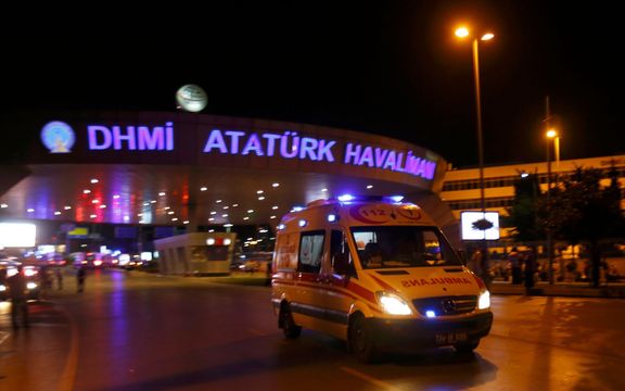 Na Atatürkovo letiště v Istanbulu se po teroristickém útoku sjíždějí záchranáři.