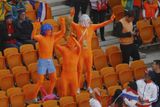 Co asi z fotbalu uvidí skrz oranžové masky? Moc ne, ale vuvuzely slyšet budou.