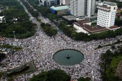 Ulice indonéské Jakarty zaplnily desetitisíce radikálních muslimů. Na demonstraci dohlíží armáda