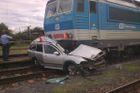 Vlak se na přejezdu srazil s autem a tlačil ho 400 metrů, řidič automobilu nehodu nepřežil