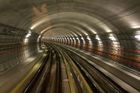 Pod metro v Praze skočila matka i s dětmi