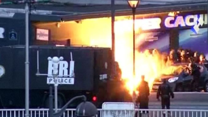 Exploze při zásahu policie v pařížském obchodě Hyper Cacher.