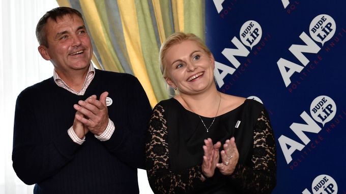 Lídr kandidátky Petr Vokřál se rozhodl umístit navzdory odporu části ANO T. Malou (vpravo) na páté místo kandidátky pro krajské volby. Hejtman Šimek (po rozkliknutí foto je vlevo) je na čtvrtém místě.
