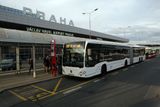 Chce v něm vozit cestující od metra na letiště. Stávající autobus nenaloží všechny cestující, co přestupují z metra na Veleslavíně.