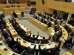 Kyperský parlament v úterý dohodu o zdanění vkladů odmítl.