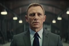 Autor knižního Bonda kritizuje filmové verze, Craiga chválí