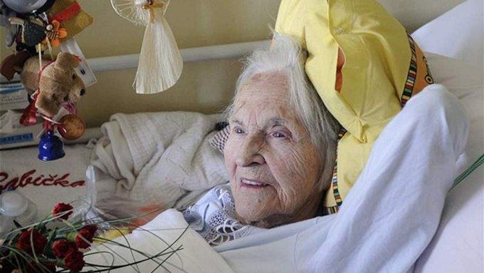 Zita Kabátová přijímá gratulace k 97. narozeninám.