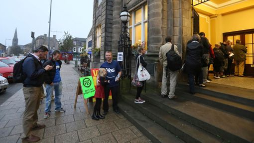 Hlasovací místnosti se ráno otevřely. Na snímku fronta v Protobello nedaleko Edinburghu.