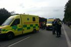 U Olomouce se srazil městský autobus s auty, tři lidé byli zraněni. Silnice je částečně uzavřena