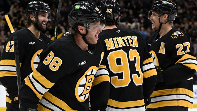 David Pastrňák (číslo 88) odjíždí z hloučku radujících se hokejistů Bostonu.