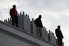 Stojí na střeše a vypadají, že každou chvíli skočí. V Británii se objevily "sebevražedné sochy"