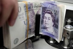 Brexit dál sráží libru. Britská měna spadla vůči dolaru na nové minimum za 31 let