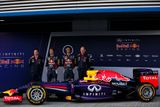 Zde vidíte kompletní tým Red Bullu i s Christanem Hornerem a Adrianem Neweym.