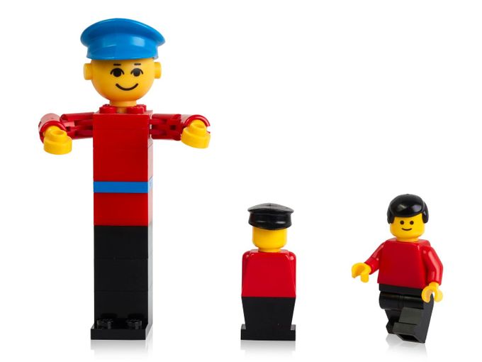Vlevo minifigurka z roku 1974. První figurky byly sestaveny z velkých kostek LEGO.