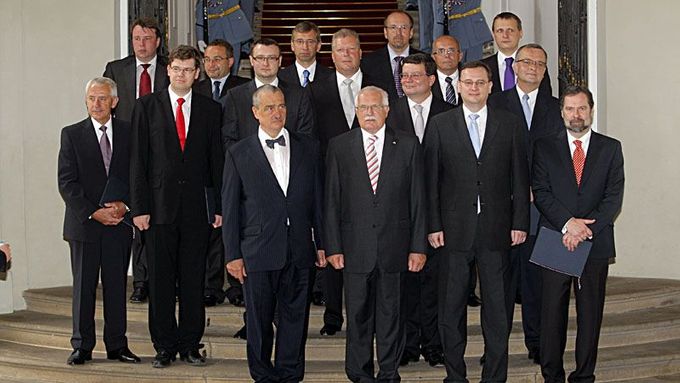 Takto vypadal Nečasův kabinet v červenci 2010, když jej jmenoval prezident Václav Klaus.