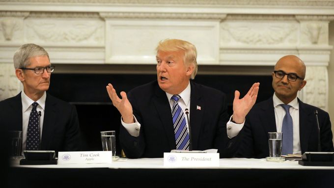 Donald Trump během pondělního setkání s představiteli velkých IT firem v Bílém domě.