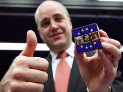 Švédský premiér Fredrik Reinfeldt, jehož země nyní EU předsedá, ukazuje eurorubikovku.