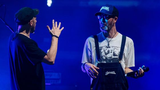 Zpívat s blížící se čtyřicítkou texty, které vznikly v pubertě, chce samozřejmě značnou dávku umělecké licence.