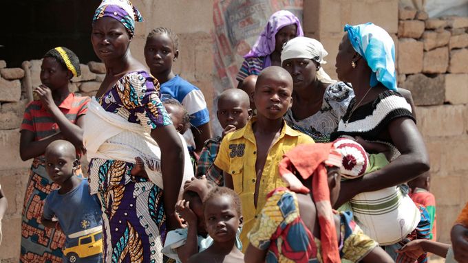 Rodina prchající před násilnostmi Boko Haram.
