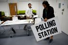 Volby do Evropského parlamentu trvají v celé EU několik dní. Volební místnosti se jako první otevřely ve čtvrtek ve Velké Británii a také v Nizozemsku. Tento snímek zachycuje přípravy v Londýně.