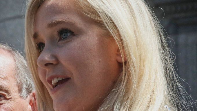 Virginia Giuffreová, jedna z nejvýznamnějších postav v kauze sexuálního delikventa Jeffreyho Epsteina, spáchala letos v dubnu sebevraždu. Nyní vycházejí její paměti.